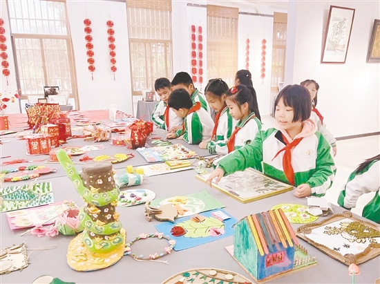 本次展覽共展出涵蓋書法、繪畫與手工品等百余件以“秋”為主題的師生佳作。