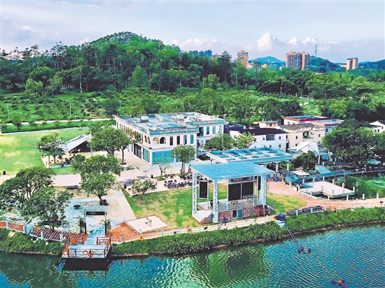 位于三合鎮(zhèn)的鳳鄉(xiāng)玉懷民宿由僑鄉(xiāng)建筑活化改造而成，是臺(tái)山旅美僑胞在家鄉(xiāng)投資經(jīng)營的優(yōu)質(zhì)農(nóng)文旅項(xiàng)目。