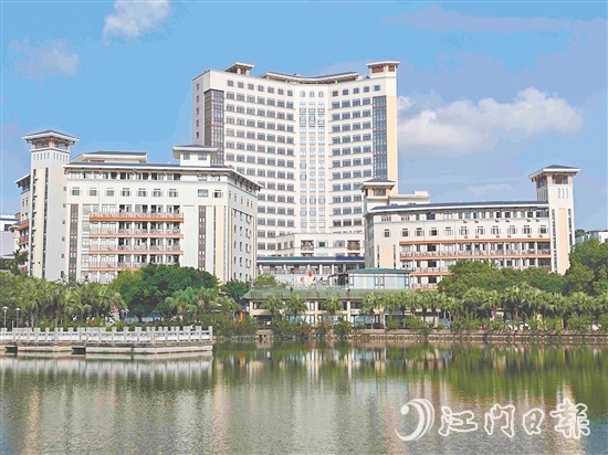 新會區(qū)養(yǎng)老中心依托新會區(qū)中醫(yī)院，為長者提供特色醫(yī)養(yǎng)結(jié)合服務(wù)。