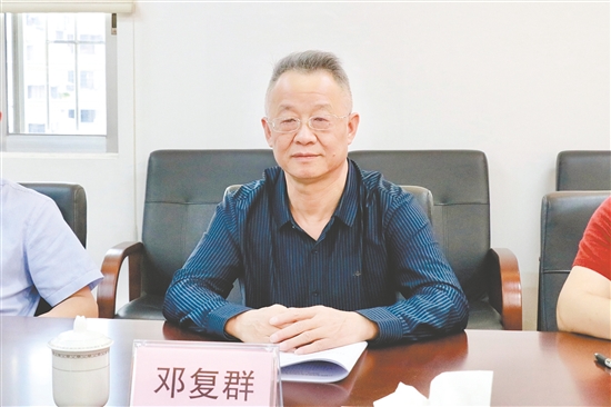 廣州華立學(xué)院江門校區(qū)馬克思主義學(xué)院副院長、教授鄧復(fù)群