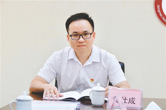 市委政研室社會發(fā)展研究科科長黃仕成