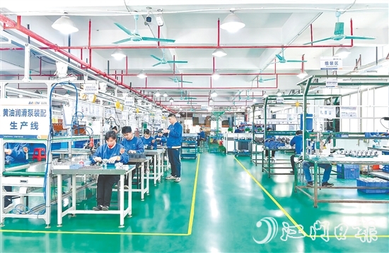 恩平市智能裝備行業(yè)協(xié)會3家會員單位成為專精特新“小巨人”企業(yè)。圖為寶騰智能潤滑技術(shù)（東莞）有限公司的生產(chǎn)車間。