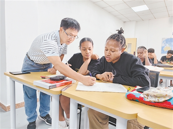 陳毅湛為留學生提供指導。