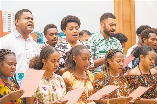 留學生合唱斐濟歌曲《我的布卡灣之旅》，展示太平洋島國特色文化（第二排左一為塞米，右一為薩姆）。