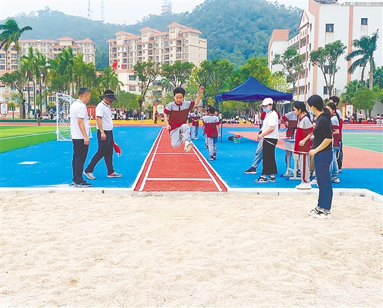 參與比賽的同學奮力一跳。