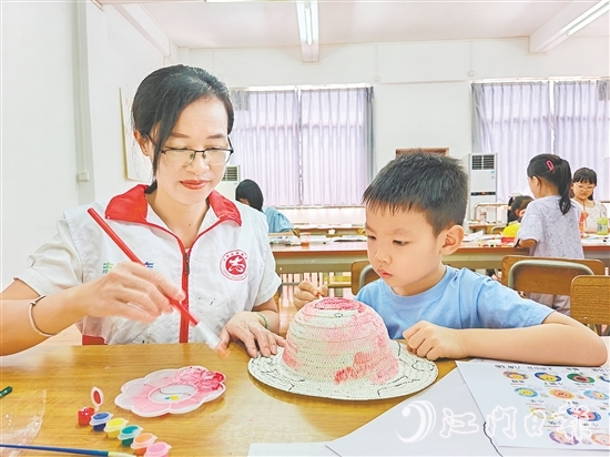 志愿者手把手教孩子們繪畫。