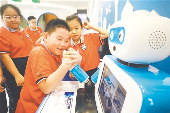 活動中，學生體驗和機器人“掰手腕”。
