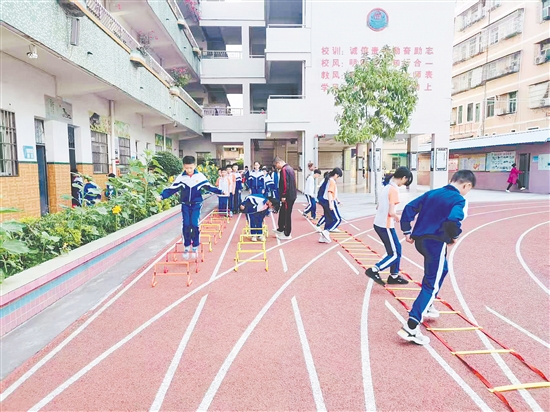 學(xué)生們在課后沉浸于體育運動。