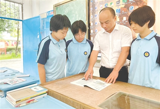 關(guān)能立在輔導(dǎo)學(xué)生。