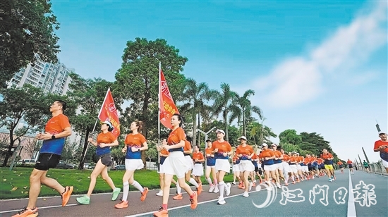 區(qū)跑步運(yùn)動協(xié)會跑友每天晨跑，在晨光中感受城市的魅力。