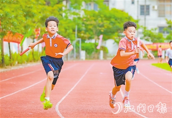 “全運(yùn)會之風(fēng)”吹進(jìn)了校園。禮樂中心小學(xué)舉辦田徑運(yùn)動會。