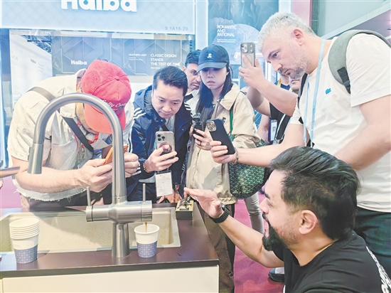 江門企業(yè)的咖啡水龍頭吸引了一大波客商關(guān)注。