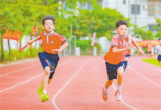 “全運(yùn)會(huì)之風(fēng)”吹進(jìn)了校園。禮樂中心小學(xué)舉辦田徑運(yùn)動(dòng)會(huì)。
