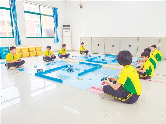 新會尚雅學(xué)校以項目驅(qū)動、競賽錘煉的模式，提高學(xué)生科學(xué)素養(yǎng)。