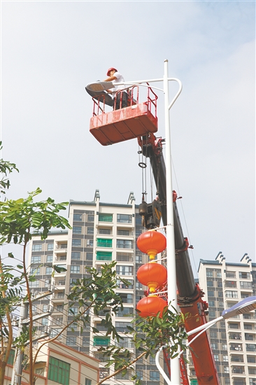 市政人員對(duì)路燈進(jìn)行檢修、裝飾。