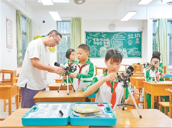 學校依托430課后素質(zhì)托管服務時間，開設多個科創(chuàng)社團及興趣課程，鼓勵學生在科學探索中將興趣變成特長。