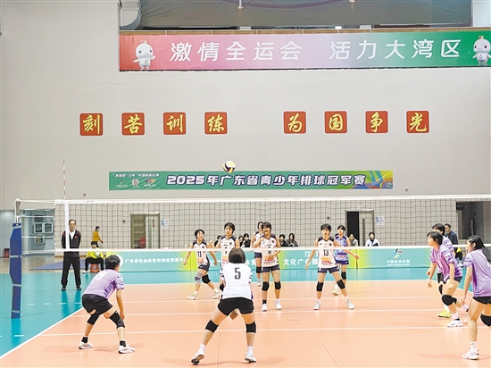 賽場(chǎng)上，選手們激烈比拼，賽出了水平。