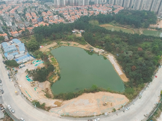 此次出讓地塊位于蓬江區(qū)灝昌園小區(qū)東側(cè)、翡翠觀瀾小區(qū)西北側(cè)。