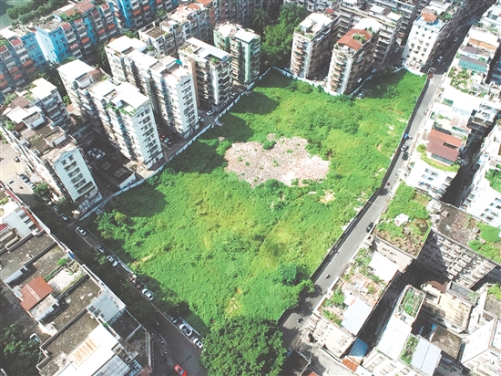 掛牌出讓地塊位于蓬江水南片區(qū)，住宅區(qū)密集，人氣旺盛。