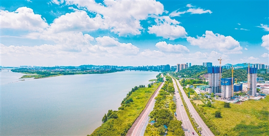 綠城濱江·潮聞東方引入高端江居理念，為江門打造“好房子”的品質(zhì)標(biāo)桿。