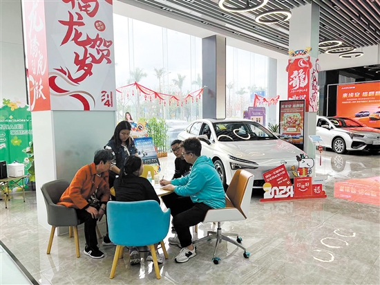 春節(jié)期間,不少車商推出購車優(yōu)惠，吸引消費(fèi)者購車。