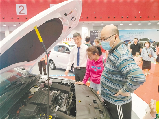 近30個(gè)品牌參展，消費(fèi)者買車選擇多。