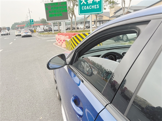 在天氣不太熱也不太冷、汽車處于中低速行駛的情況下，打開窗是較好的選擇。