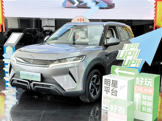 比亞迪元UP展現(xiàn)了方中帶圓、剛?cè)岵?jì)的獨(dú)特美學(xué)。