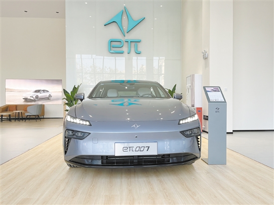 東風(fēng)奕派007的外觀動(dòng)感前衛(wèi)。