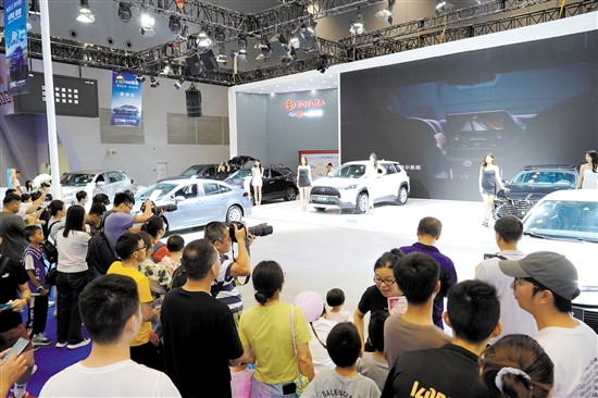 往屆車(chē)展的車(chē)模、靚車(chē)總能吸引攝影發(fā)燒友的“長(zhǎng)槍短炮”。