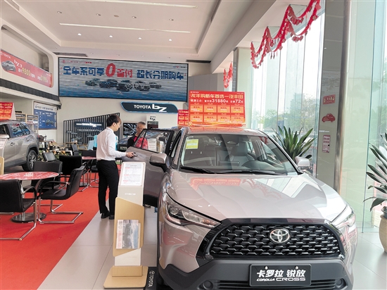 不少汽車(chē)經(jīng)銷(xiāo)商推出零首付購(gòu)車(chē)方案。