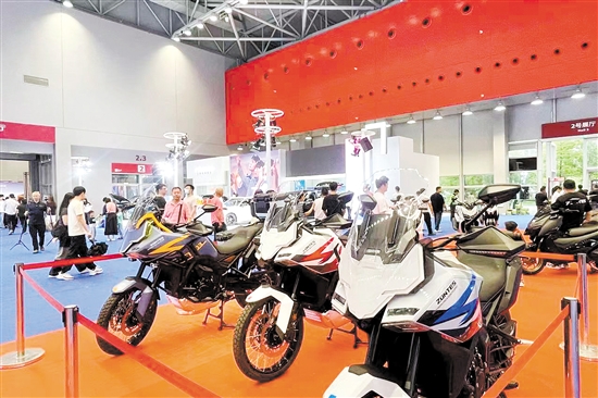 帥氣摩托車很吸睛。