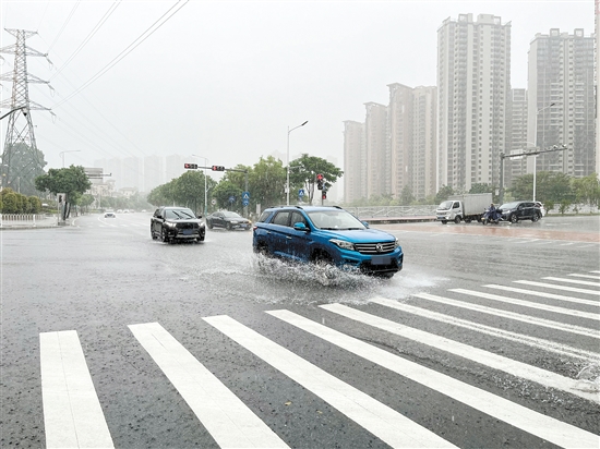 雨天行車，雨水會阻礙駕駛?cè)说囊暰€，要注意減速慢行。