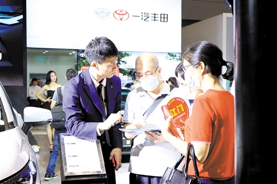“五一”車展期間，購車客戶就非常關(guān)心補(bǔ)貼問題。