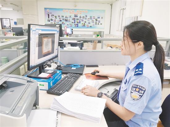車管所網(wǎng)辦中心工作人員在對用戶提交的資料進行審核。