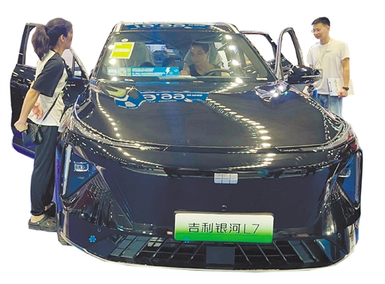 以舊換新政策的出臺，吸引不少消費(fèi)者前往4S店看車、買車。