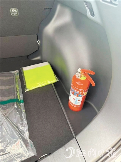 車內(nèi)要配備有效滅火器。