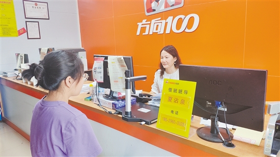 高考結(jié)束后，很多考生前往駕校報(bào)考駕照。