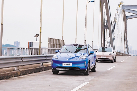 整個試駕過程，2024款昊鉑HT都沿著預設路線通過城市NDA智駕領航輔助自主駕駛。