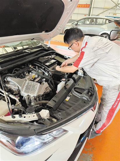 建議駕駛?cè)顺鲂星埃屑?xì)檢查車輛情況。