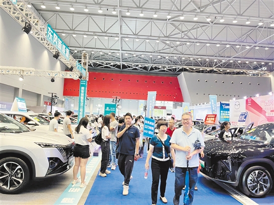 本報(bào)車(chē)展一直吸引眾多市民的目光。