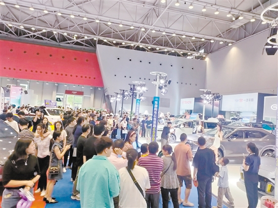 本報(bào)往屆車(chē)展人氣旺。