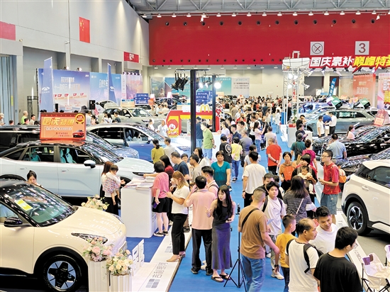 本報“十一”車展人氣旺。