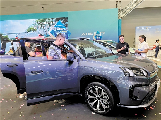 不少市民在車展現(xiàn)場物色“心水靚車”。