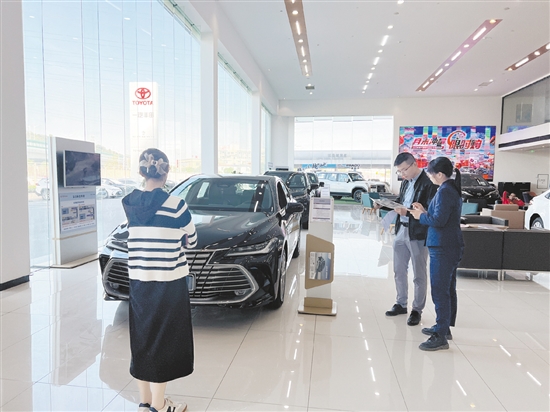 江門不少汽車經(jīng)銷商積極開展降價促銷活動，吸引消費者購車。