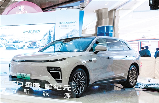 全新星紀(jì)元ET增程四驅(qū)車(chē)型外觀時(shí)尚運(yùn)動(dòng)。