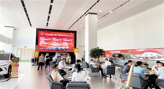 新能源汽車深受消費(fèi)者青睞。