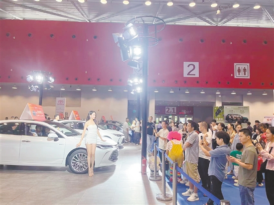 靚麗車模成為車展看點(diǎn)。