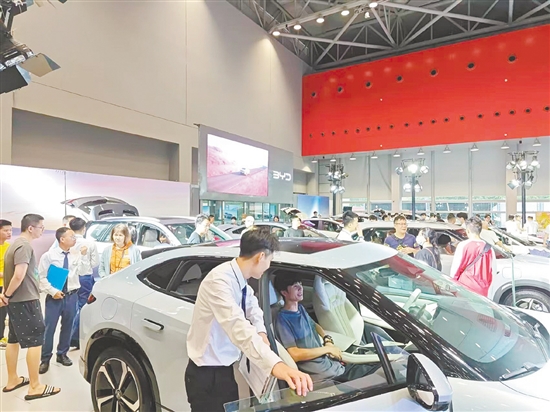 市民體驗(yàn)車展的新款車型。