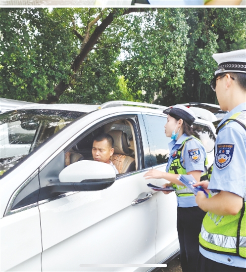江門交警在農(nóng)村開展針對性交通安全宣傳活動。